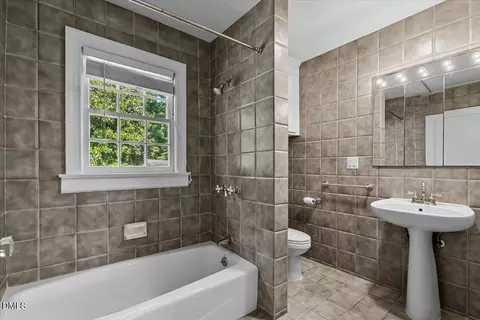 Bath - 2702 Augusta Dr, Durham, NC 27707 photo 4 of 5