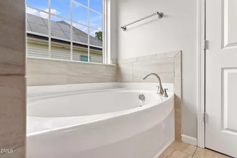Bath - 623 Hiddenbrook Dr, Durham, NC 27703 photo 4 of 5