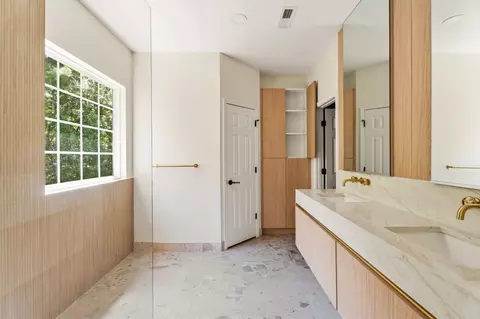 Bath - 5 Silverbell Ct, Durham, NC 27713 photo 4 of 9