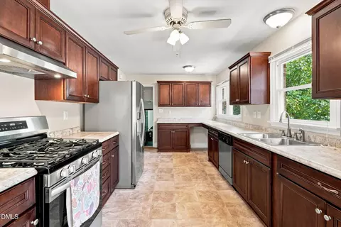 Kitchen - 1201 S Crescent Dr, Smithfield, NC 27577 photo 2 of 5