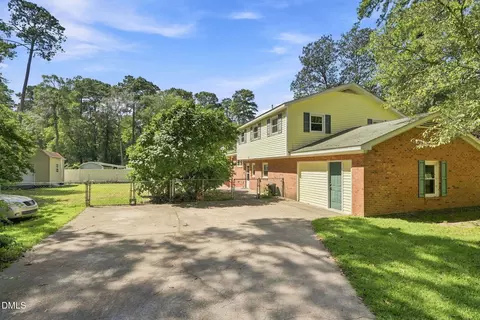 Exterior - 1201 S Crescent Dr, Smithfield, NC 27577 photo 3 of 8