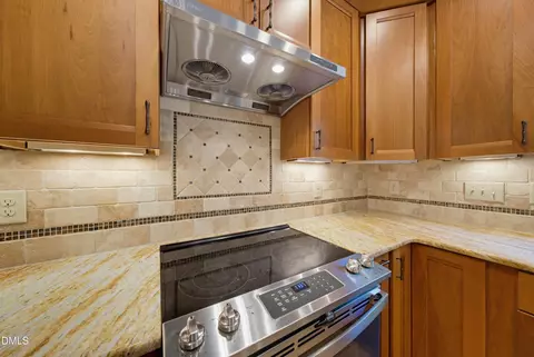 Kitchen - 107 Eagle Swoop Ct, Cary, NC 27513 photo 4 of 5