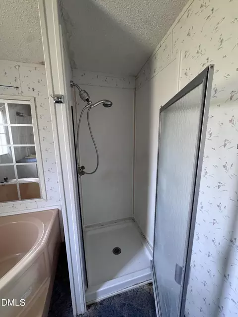Bath - 1333 Mclamb Rd, Dunn, NC 28334 photo 2 of 4