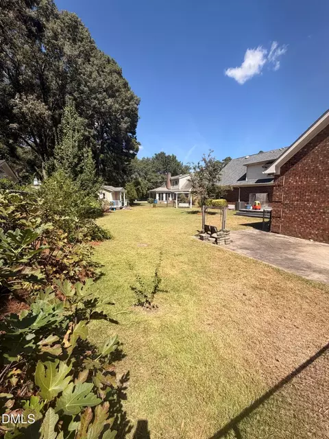 Exterior - 904 Merry St, Dunn, NC 28334 photo 4 of 7