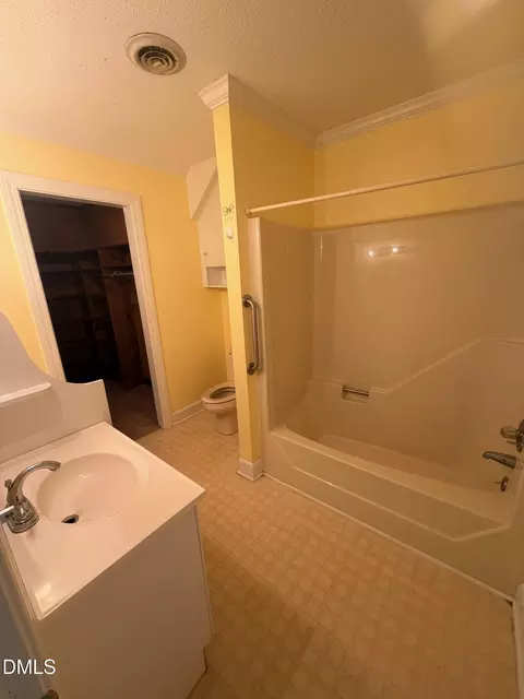 Bath - 904 Merry St, Dunn, NC 28334 photo 8 of 9