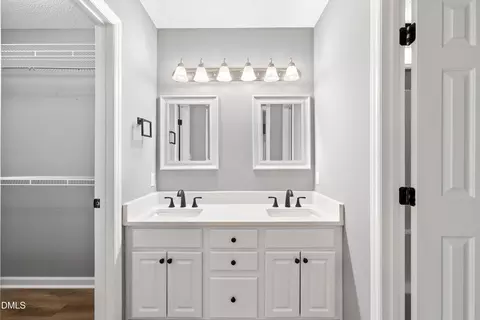 Bath - 105 Mccoy Dr, Smithfield, NC 27577 photo 2 of 4