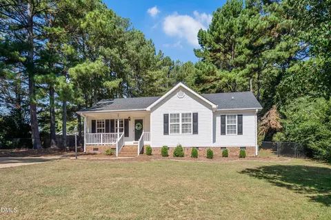 41 Starcroft Dr, Fuquay Varina, NC 27526