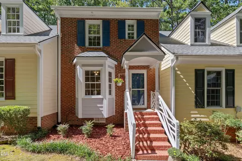 129 Hedgerow Ct, Cary, NC 27513