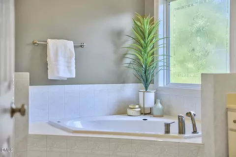 Bath - 4301 Sugar Pine Ln, Durham, NC 27705 photo 4 of 5