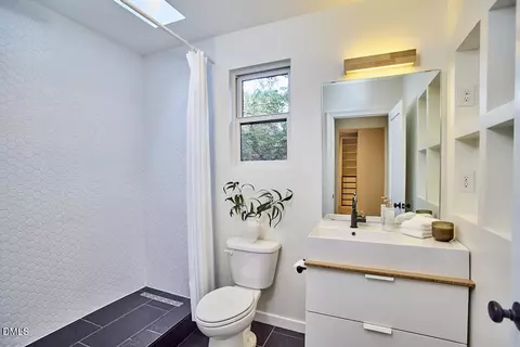 Bath - 1925 Ward St, Durham, NC 27707 photo 3 of 7