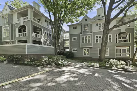 700 Bishops Park Dr #204, Raleigh, NC 27605
