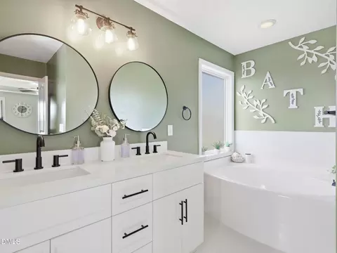 Bath - 707 Botanical Ct, Bunnlevel, NC 28323 photo 2 of 5