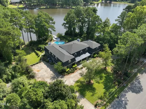 1131 Offshore Dr, Fayetteville, NC 28305