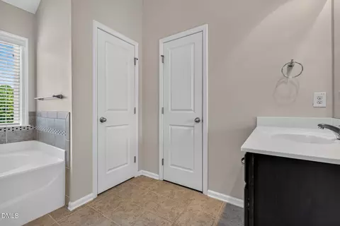 Bath - 122 Windrush Ln, Durham, NC 27703 photo 3 of 6