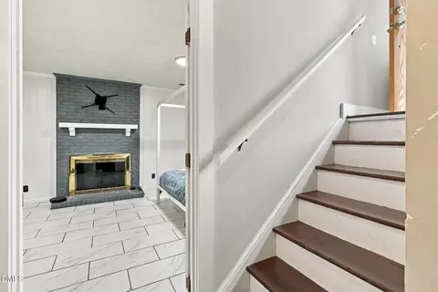 Entry Way - 9 Cairn Ct, Durham, NC 27705 photo 5 of 6