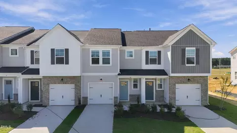93 Chancellor Dr, Lillington, NC 27546