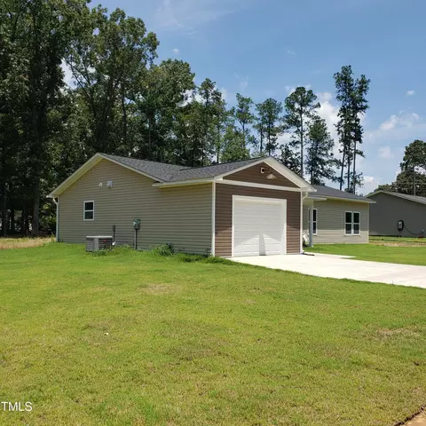 166 Marathon Ln, Fayetteville, NC 28304