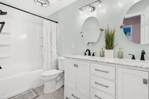 Bath - 908 Clifford Dr, Durham, NC 27704 photo 2 of 4