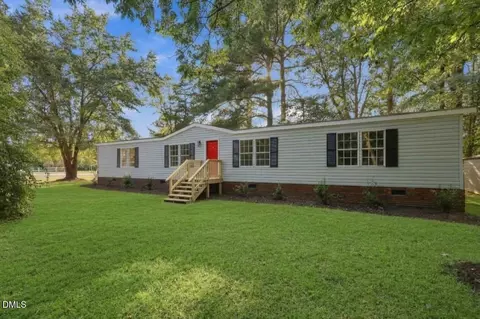 302 Vass Rd, Spring Lake, NC 28390