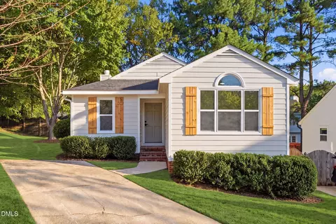 3812 Hollycrest Ct, Raleigh, NC 27612