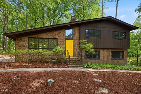 1904 Overland Dr, Chapel Hill, NC 27517