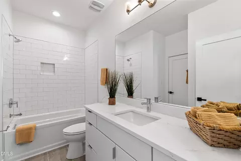 Bath - 805 N Roxboro St, Durham, NC 27701 photo 3 of 6