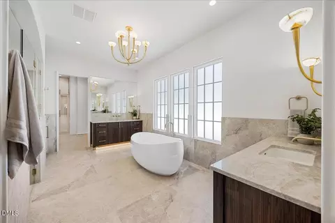 Bath - 1610 Brooks Ave, Raleigh, NC 27607 photo 2 of 8