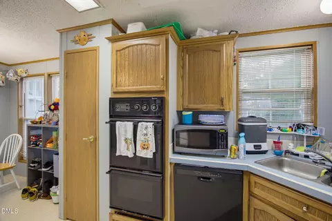 Kitchen - 160 Champion Dr, Hampstead, NC 28443 photo 4 of 5