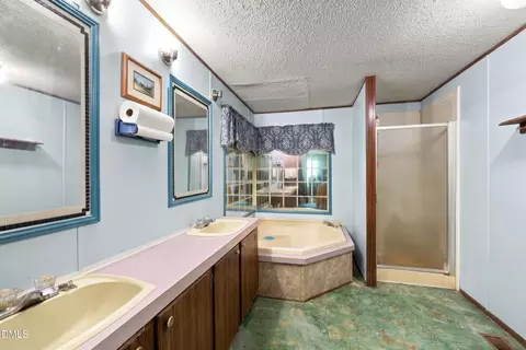 Bath - 175 Sun Oaks Ct, Benson, NC 27504 photo 2 of 2