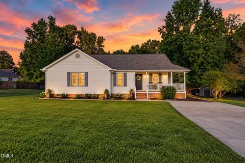 2300 Stoneborough Ct, Fuquay Varina, NC 27526