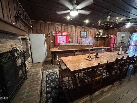 Dining - 730 E Southerland St, Wallace, NC 28466 photo 4 of 6