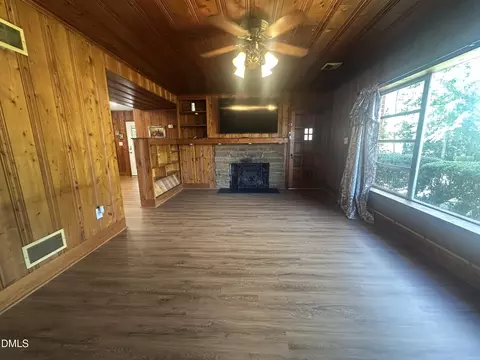 Living - 730 E Southerland St, Wallace, NC 28466 photo 4 of 8