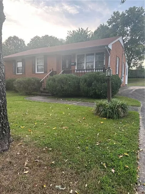 1215 Macon, Burlington, NC 27217