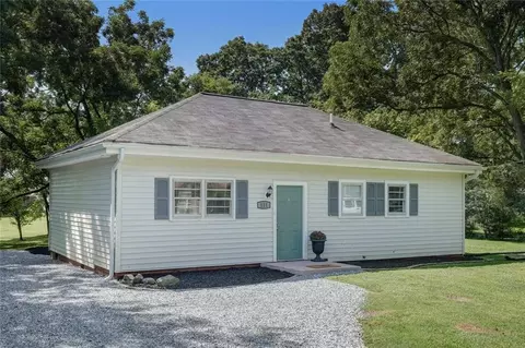 111 W Moffitt Ave, Liberty, NC 27298