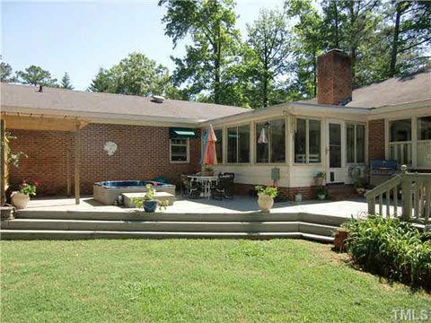 910 Merry St, Dunn, NC 28334 photo 3
