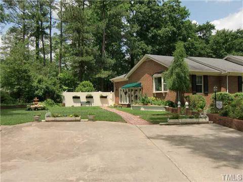 910 Merry St, Dunn, NC 28334 photo 2