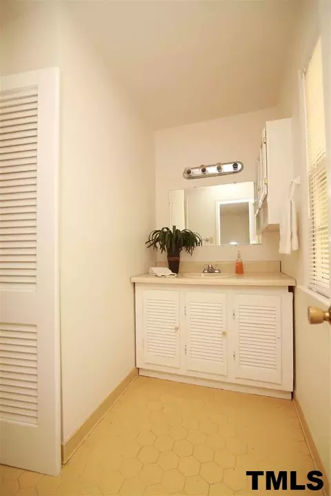 411 E Rowan St, Raleigh, NC 27609 photo 17