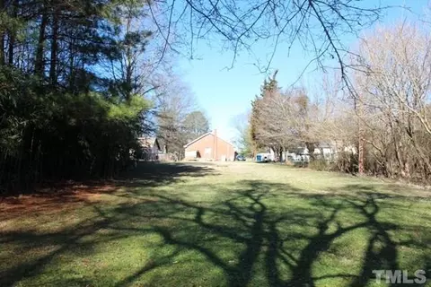 819 Pleasant Dr, Durham, NC 27703 photo 4