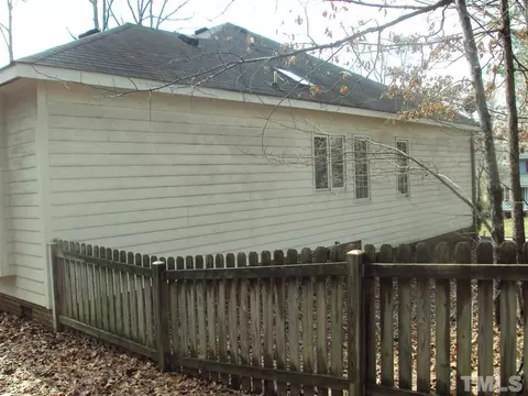 615 Crossing Dr, Durham, NC 27703 photo 3