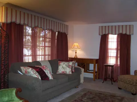 402 N Sumner St, Selma, NC 27576 photo 4