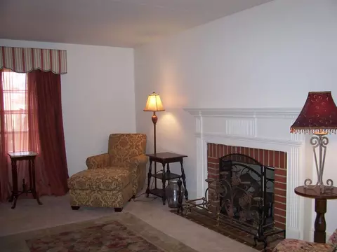 402 N Sumner St, Selma, NC 27576 photo 5