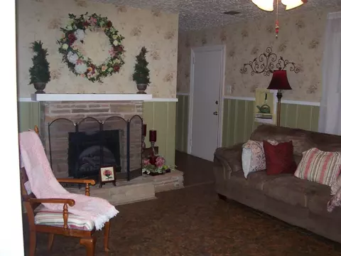 402 N Sumner St, Selma, NC 27576 photo 9