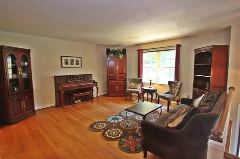 918 Tanglewood Dr, Cary, NC 27511 photo 2