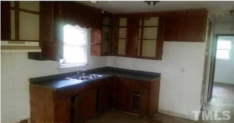 609 N Sumner St, Selma, NC 27576 photo 3