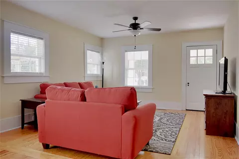 302 W Main St, Benson, NC 27504 photo 4
