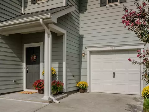 709 Champlain Ct, Cary, NC 27519 photo 2
