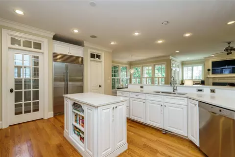 2116 Pine Dr, Raleigh, NC 27608 photo 9