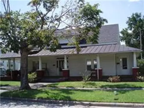 404 E Hill St, Benson, NC 27504 photo 1