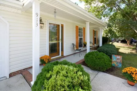 913 Sanderson Dr, Durham, NC 27704 photo 2