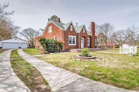 602 E Chatham St, Apex, NC 27502 photo 2